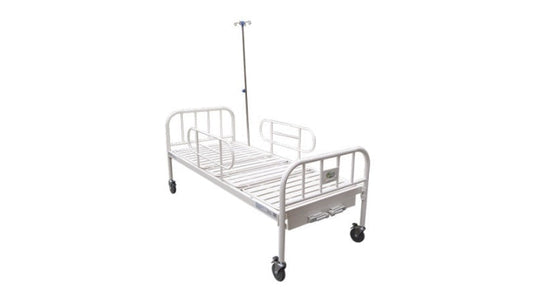 Cama hospitalaria manual de 2 posiciones con estructura resistente.